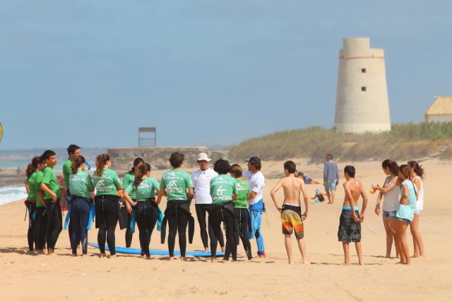 clase de surf en la playa
